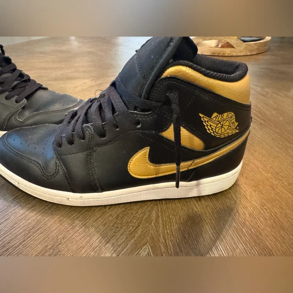 Nike Air Jordan 1 Mid Shoes Black Metallic Gold White DQ8426-071 Men's Size 9.5